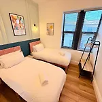 Appartement - Free Parking- Sleeps 6 - Stylish