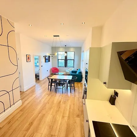 - Free Parking- Sleeps 6 - Stylish *