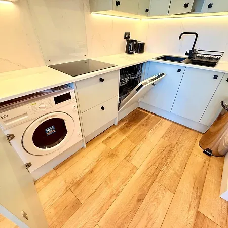 Apartman - Free Parking- Sleeps 6 - Stylish *