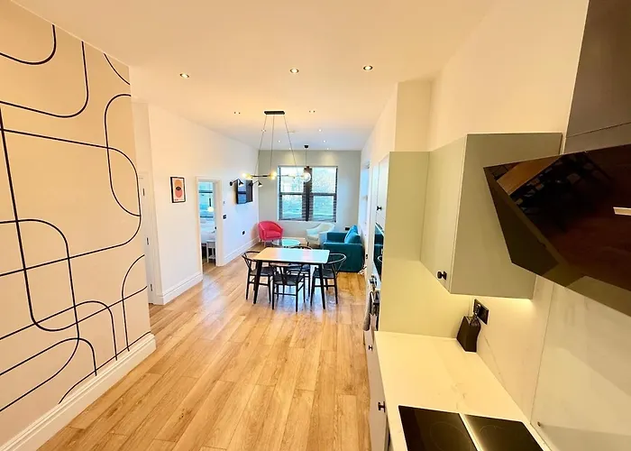 - Free Parking- Sleeps 6 - Stylish *