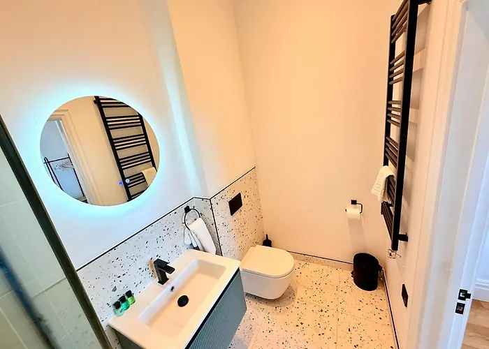 - Free Parking- Sleeps 6 - Stylish *