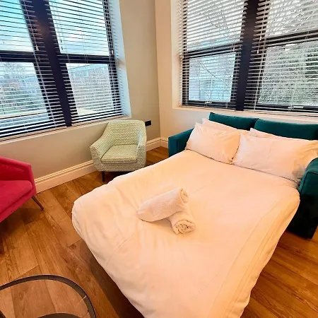 - Free Parking- Sleeps 6 - Stylish דירה